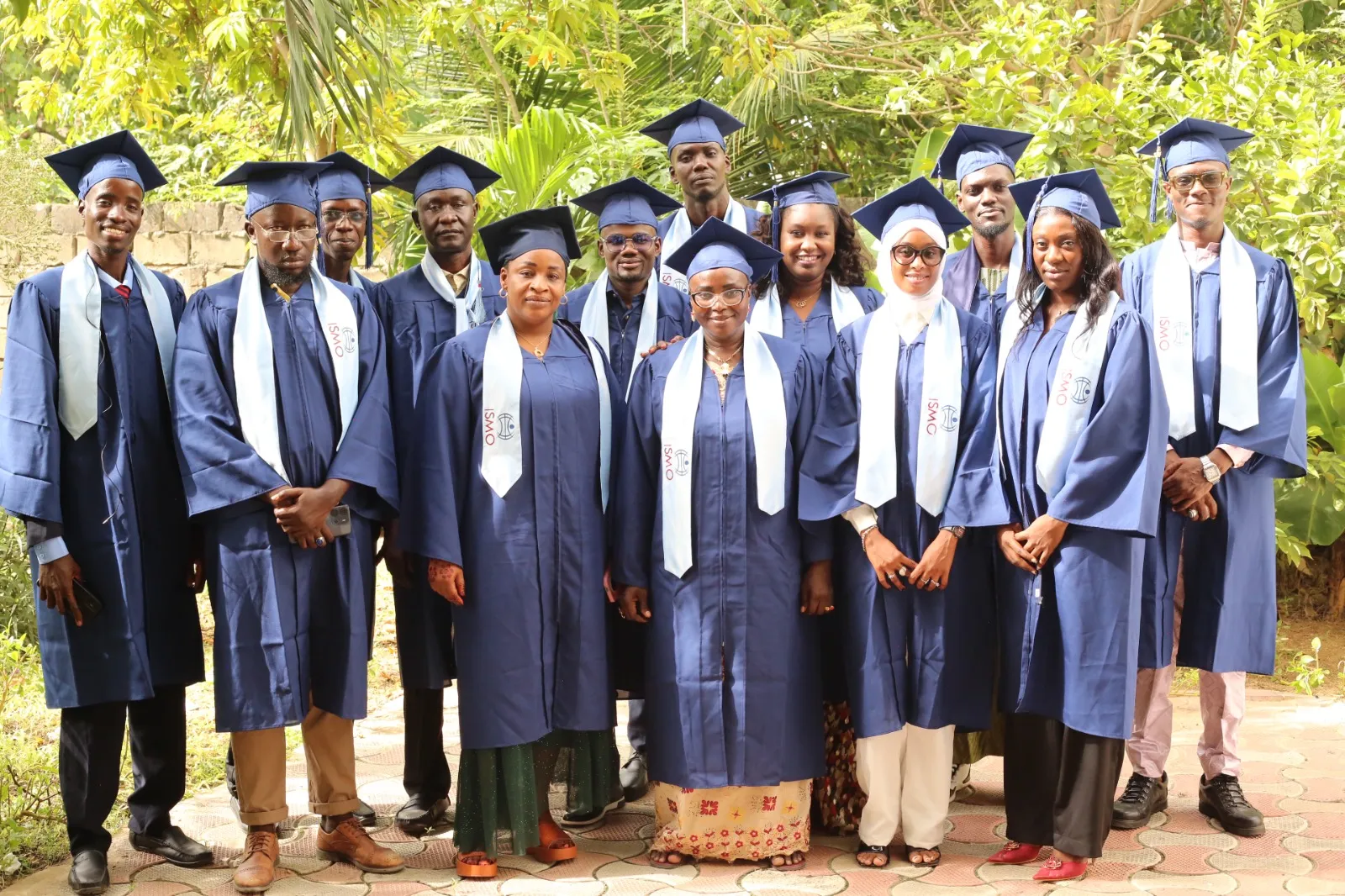 Une promotion de diplômés d'ISMO en toge et étole aux couleurs de l'institut